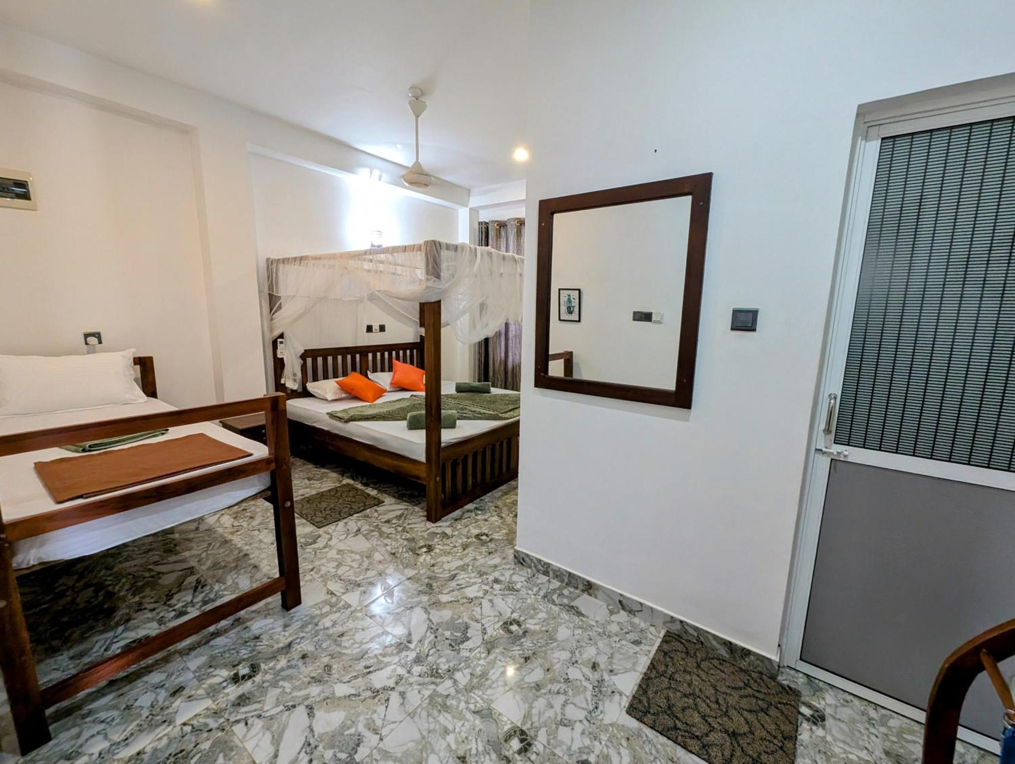 Costels Mirissa Hostel Екстериор снимка